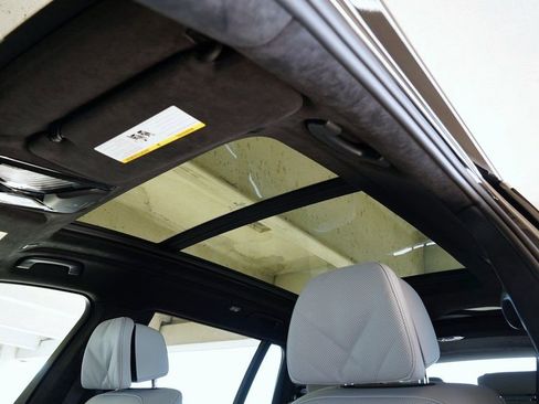 Used 2026 BMW X7 xDrive40i w/ Premium Package image 12