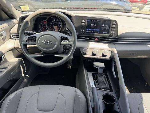 Used 2023 Hyundai Elantra SE FWD image 10