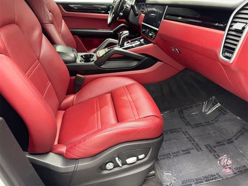 Used 2020 Porsche Cayenne w/ Premium Package image 43