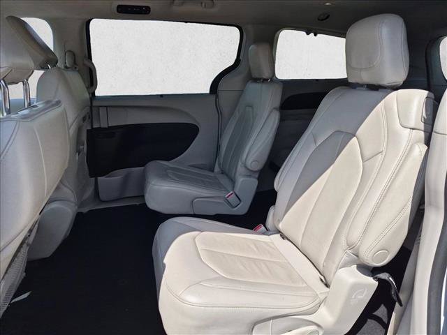 Used 2021 Chrysler Pacifica Touring-L FWD image 17