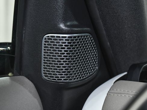 Used 2021 Land Rover Defender 110 X-Dynamic SE image 32