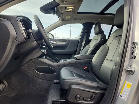 Used 2025 Volvo XC40 B5 Core image 13