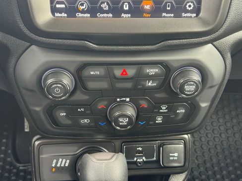 Used 2021 Jeep Renegade Latitude w/ Sun & Sound Group image 13