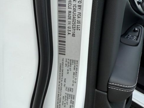 New 2025 Jeep Grand Cherokee Laredo image 30