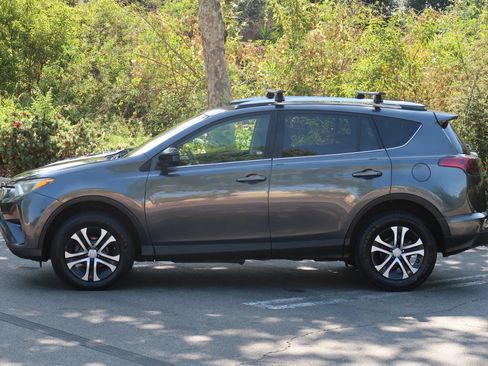 Used 2016 Toyota RAV4 LE FWD image 9