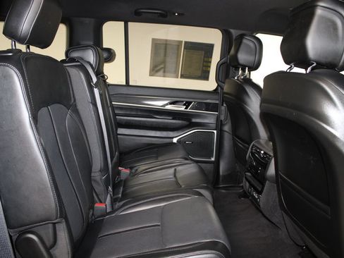 Used 2024 Jeep Wagoneer Series II w/ Flexible Seating Group AWD/4WD image 32