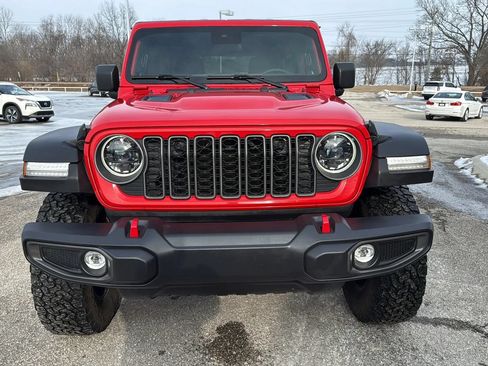 Used 2025 Jeep Wrangler Unlimited Rubicon AWD/4WD image 2