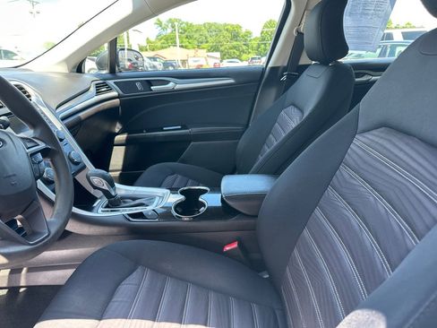 Used 2016 Ford Fusion SE FWD image 2