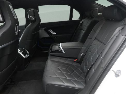 Used 2023 BMW i7 xDrive60 AWD/4WD image 13