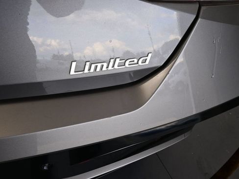 Used 2024 Hyundai Elantra Limited FWD image 19