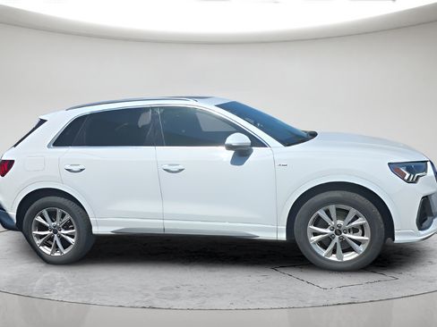 Used 2024 Audi Q3 2.0T Premium AWD/4WD image 2