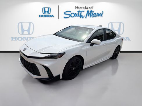 Used 2026 Toyota Camry SE FWD image 3