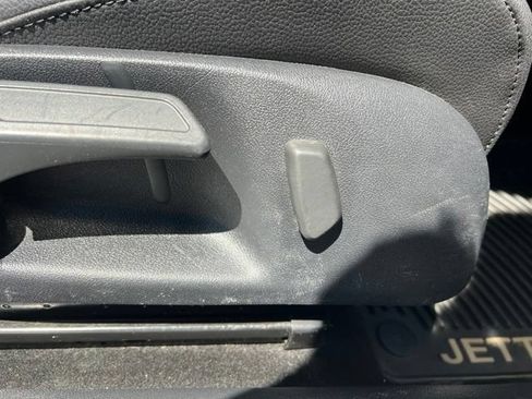 Used 2010 Volkswagen Jetta Limited Edition FWD image 30