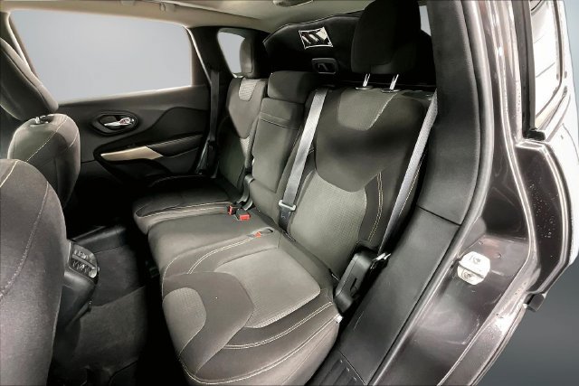 Used 2017 Jeep Cherokee Latitude w/ Comfort & Sound Group FWD image 21