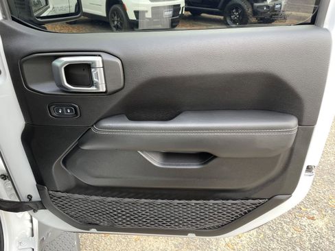 Certified 2022 Jeep Gladiator Overland w/ Popular Equipment Package image 44