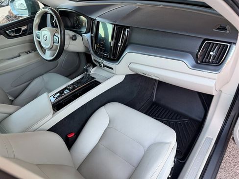 Used 2020 Volvo XC60 T6 Momentum image 7