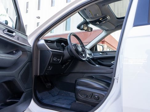 Used 2023 Jeep Grand Cherokee Limited w/ Black Appearance Package image 14