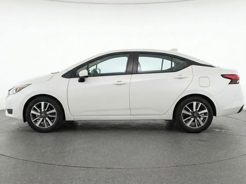 Used 2025 Nissan Versa SV FWD image 5