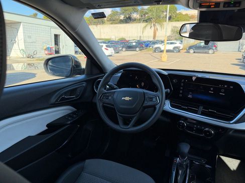 Used 2025 Chevrolet Trax LT image 32