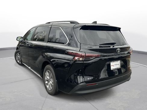 Used 2026 Toyota Sienna XLE image 8
