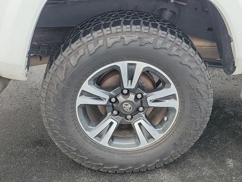 Used 2016 Toyota Tacoma TRD Sport w/ Towing Package image 6