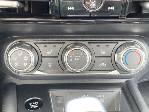 Used 2025 Nissan Kicks SV w/ SV Premium Package image 18