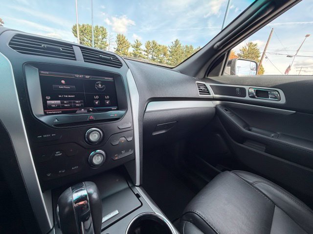 Used 2015 Ford Explorer XLT w/ Equipment Group 202B AWD/4WD image 26