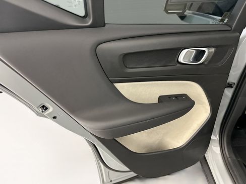 Used 2024 Volvo XC40 B5 Plus image 28