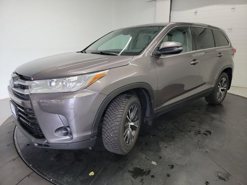 Used 2019 Toyota Highlander LE AWD/4WD image 3