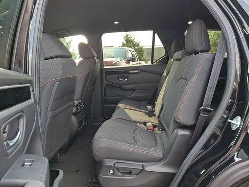 Used 2025 Honda Pilot Sport image 11