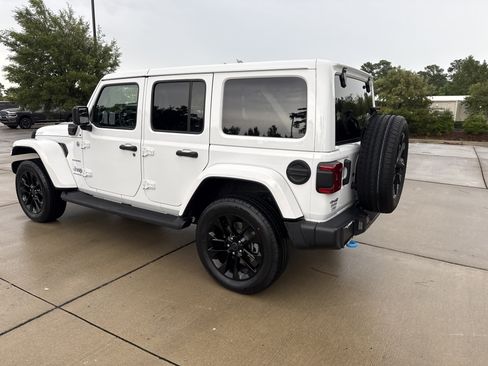 Used 2024 Jeep Wrangler Unlimited Sahara AWD/4WD image 7