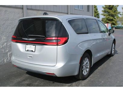 Used 2024 Chrysler Pacifica Touring-L