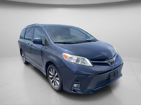 Used 2018 Toyota Sienna XLE w/ XLE Navigation Package AWD/4WD image 5