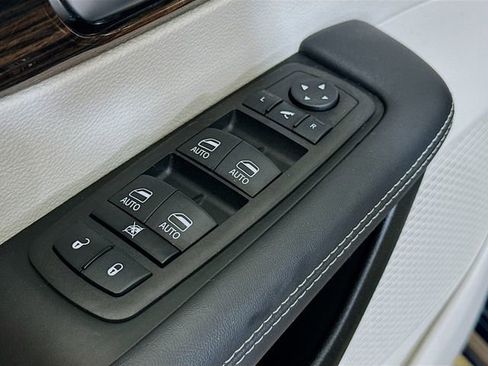 Used 2023 Chrysler Pacifica Limited AWD/4WD image 7