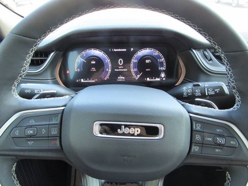 Used 2025 Jeep Grand Cherokee L Altitude RWD image 32