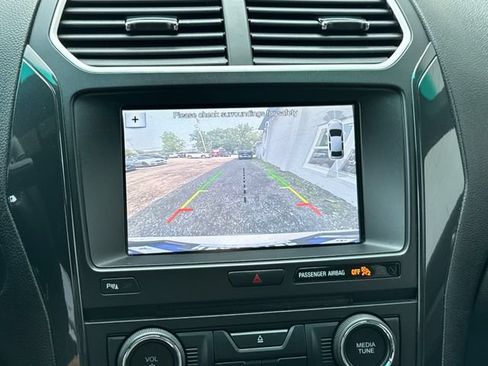 Used 2017 Ford Explorer XLT w/ Equipment Group 202A AWD/4WD image 33