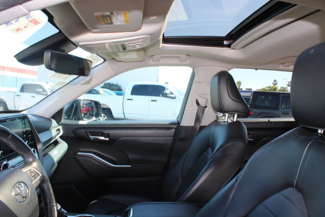 Used 2022 Toyota Highlander XLE FWD image 28
