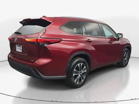 Used 2021 Toyota Highlander XLE image 10