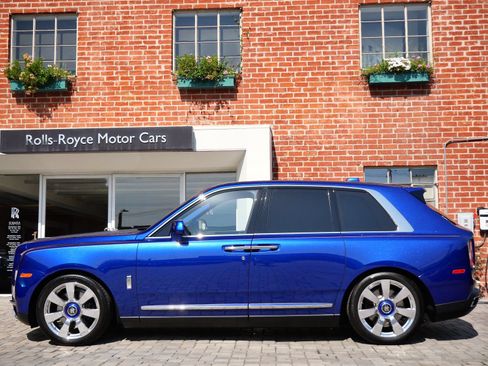 Used 2023 Rolls-Royce Cullinan w/ Cullinan Package AWD/4WD image 3