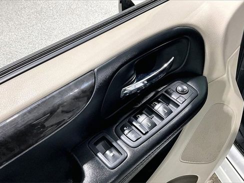 Used 2019 Dodge Grand Caravan SE w/ UConnect Hands-Free Group image 38