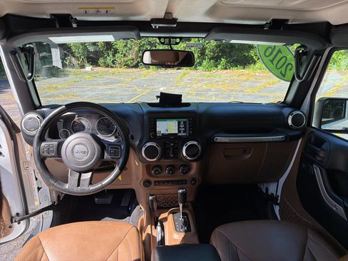 Used 2016 Jeep Wrangler Unlimited Sahara w/ Connectivity Group AWD/4WD image 24