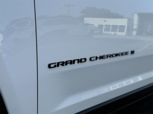 New 2024 Jeep Grand Cherokee Limited w/ Black Appearance Package image 12