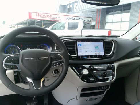 Used 2024 Chrysler Pacifica Touring-L FWD image 19