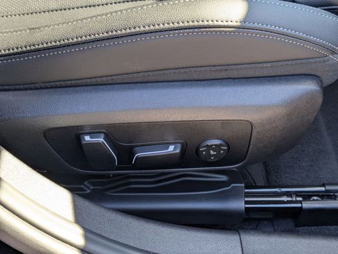 Used 2025 BMW 330i Sedan w/ Premium Package image 39