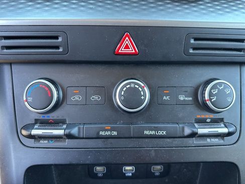 Used 2023 Kia Carnival LX FWD image 18
