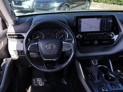 Used 2021 Toyota Highlander Limited image 16
