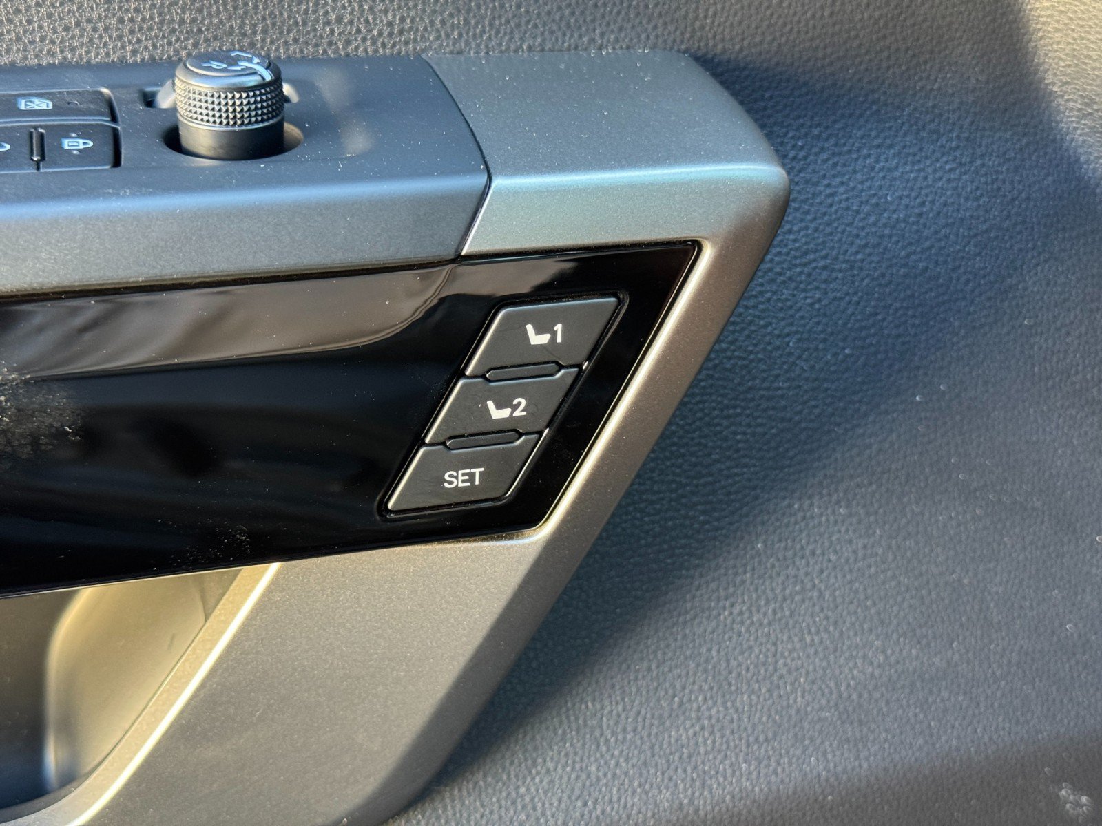 Used 2025 Toyota Tundra Limited AWD/4WD image 18
