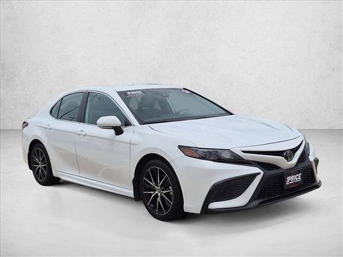 Used 2024 Toyota Camry SE FWD image 3