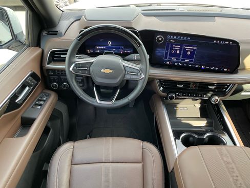 Used 2025 Chevrolet Suburban High Country AWD/4WD image 5