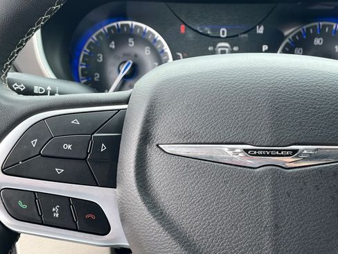 Used 2024 Chrysler Pacifica Touring-L FWD image 19